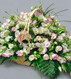 Эустома в корзине