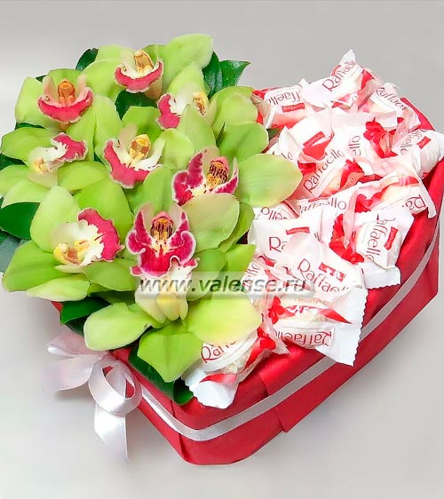 Сердце из Орхидей и Конфет - доставка цветов Валенсе
