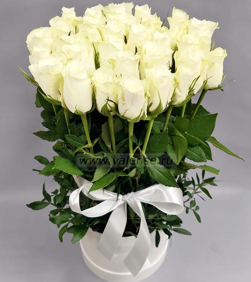 Белые розы в коробке - доставка цветов Валенсе