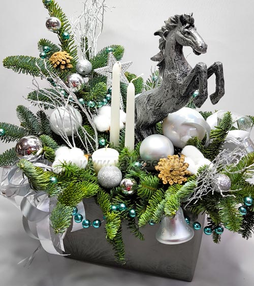 Новогодняя Лошадка - доставка цветов Валенсе