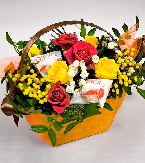 Розы с конфетами - доставка цветов Валенсе вариант исполнения 2 