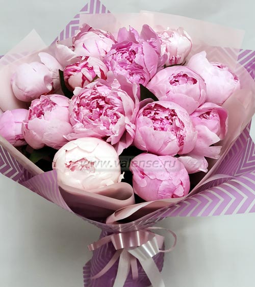 15 розовых и белых пионов - доставка цветов Валенсе