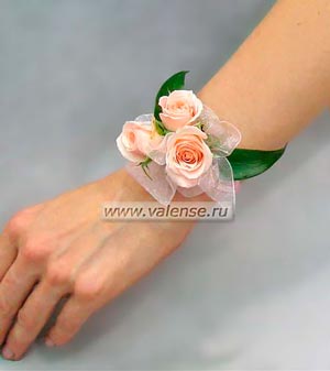 Браслет из цветов